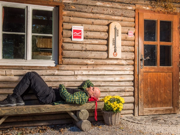 Rast an der Hiebammen-Hütte
