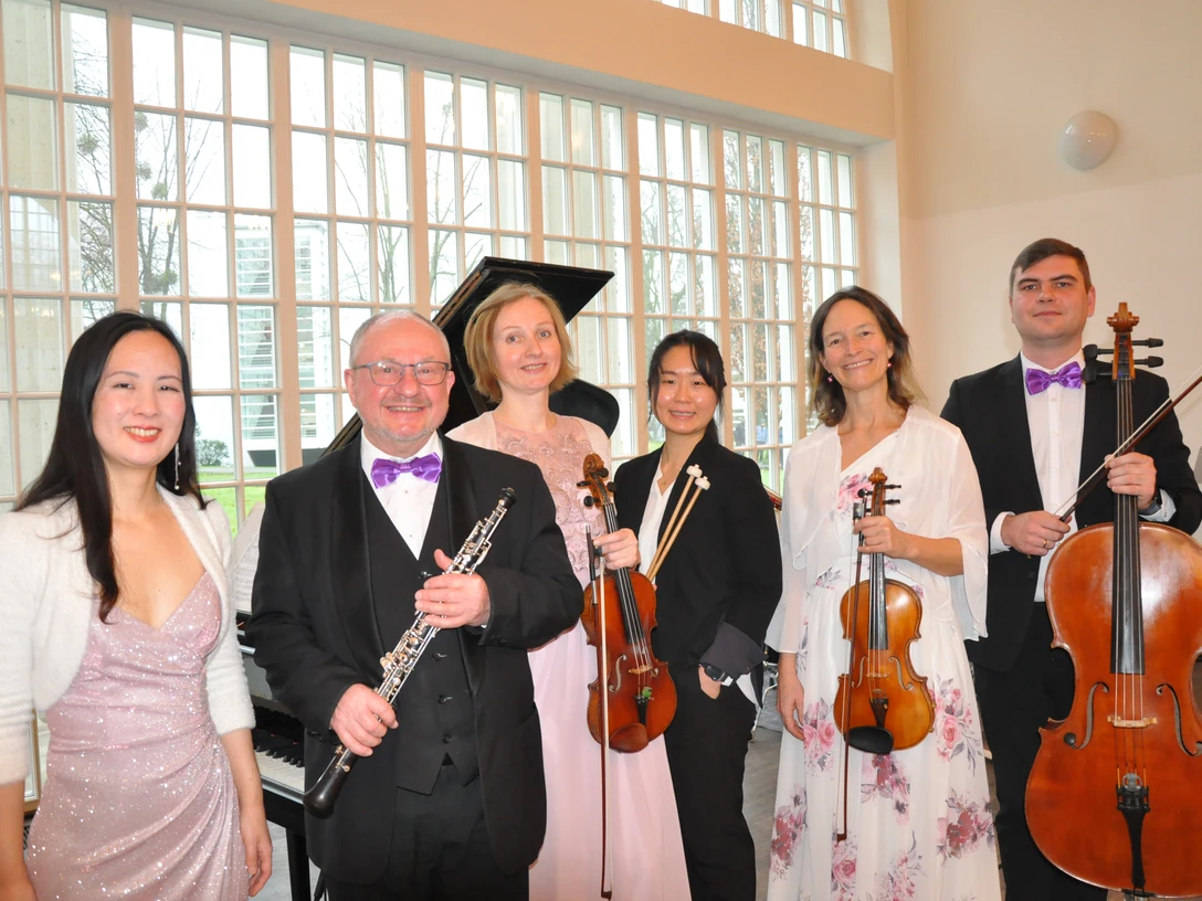 Staatsbad Orchester Bad Oeynhausen Sechs Musiker in festlicher Kleidung, mit Instrumenten in einem lichtdurchfluteten Raum.