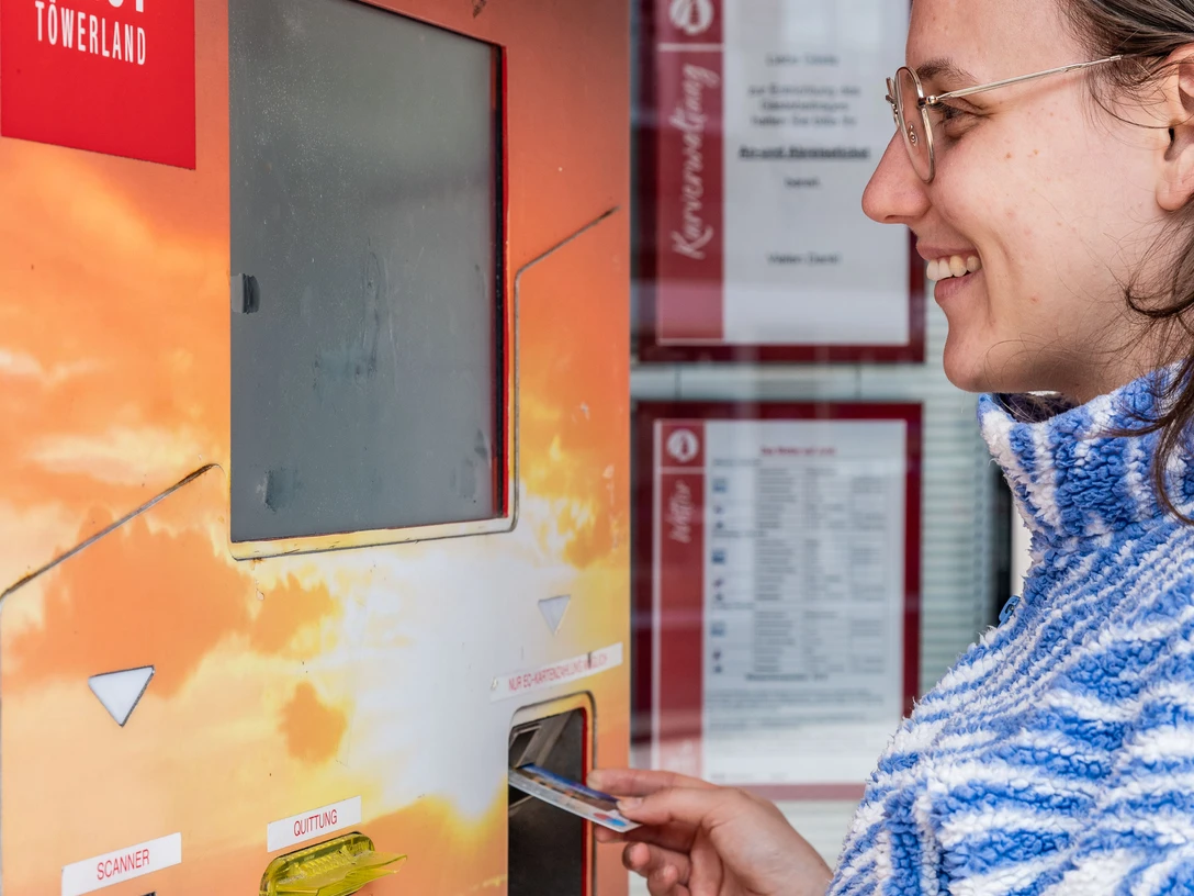 Gästebeitragsautomat auf Juist.jpg Gästebeitragsautomat auf Juist