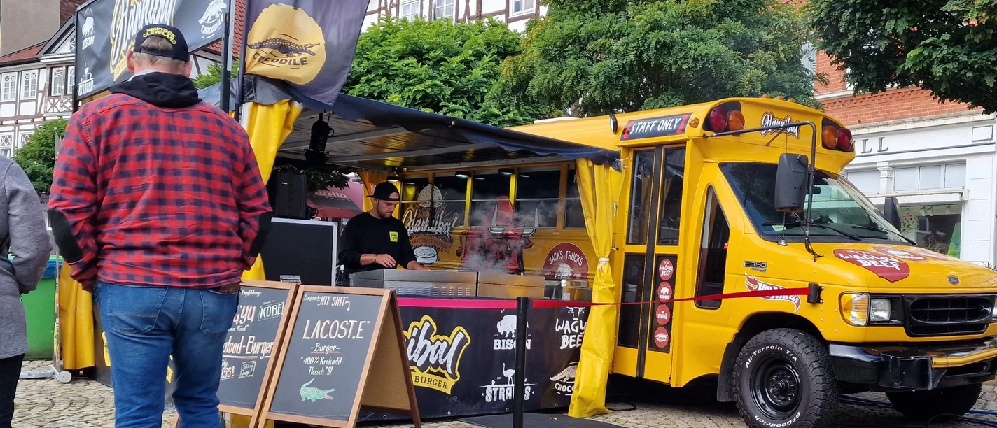 yellow food truck in Peine on the market square
