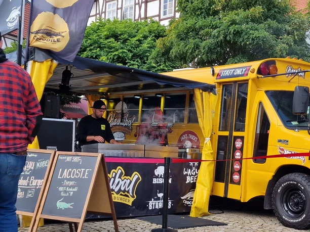 gelber Foodtruck in Peine auf dem Marktplatz
