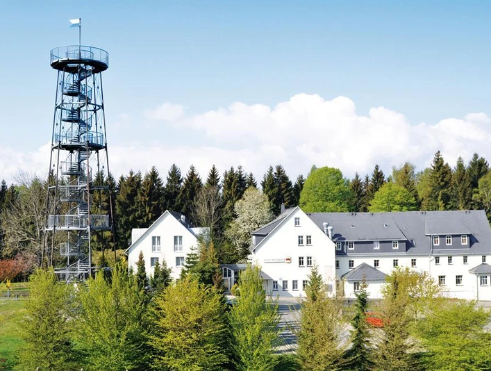 Hausansicht mit Aussichtsturm