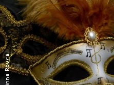 Eine venezianische Maske verziert mit goldenen Notenmotiven und Federn auf schwarzem Hintergrund.