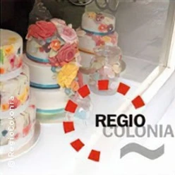 Bunte Hochzeitstorte mit floralen Verzierungen in einem Schaufenster, verziert mit Pastellfarben.
