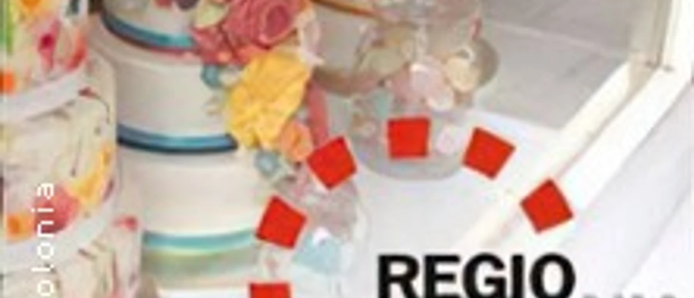 Bunte Hochzeitstorte mit floralen Verzierungen in einem Schaufenster, verziert mit Pastellfarben.