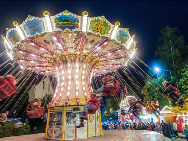 Zwiebelmarkt für Destination One 1.jpg Rundfahrgeschäft im nostalgischen Stil, geschäftiger Zwiebelmarkt bei Nacht mit fröhlichen Besuchern.