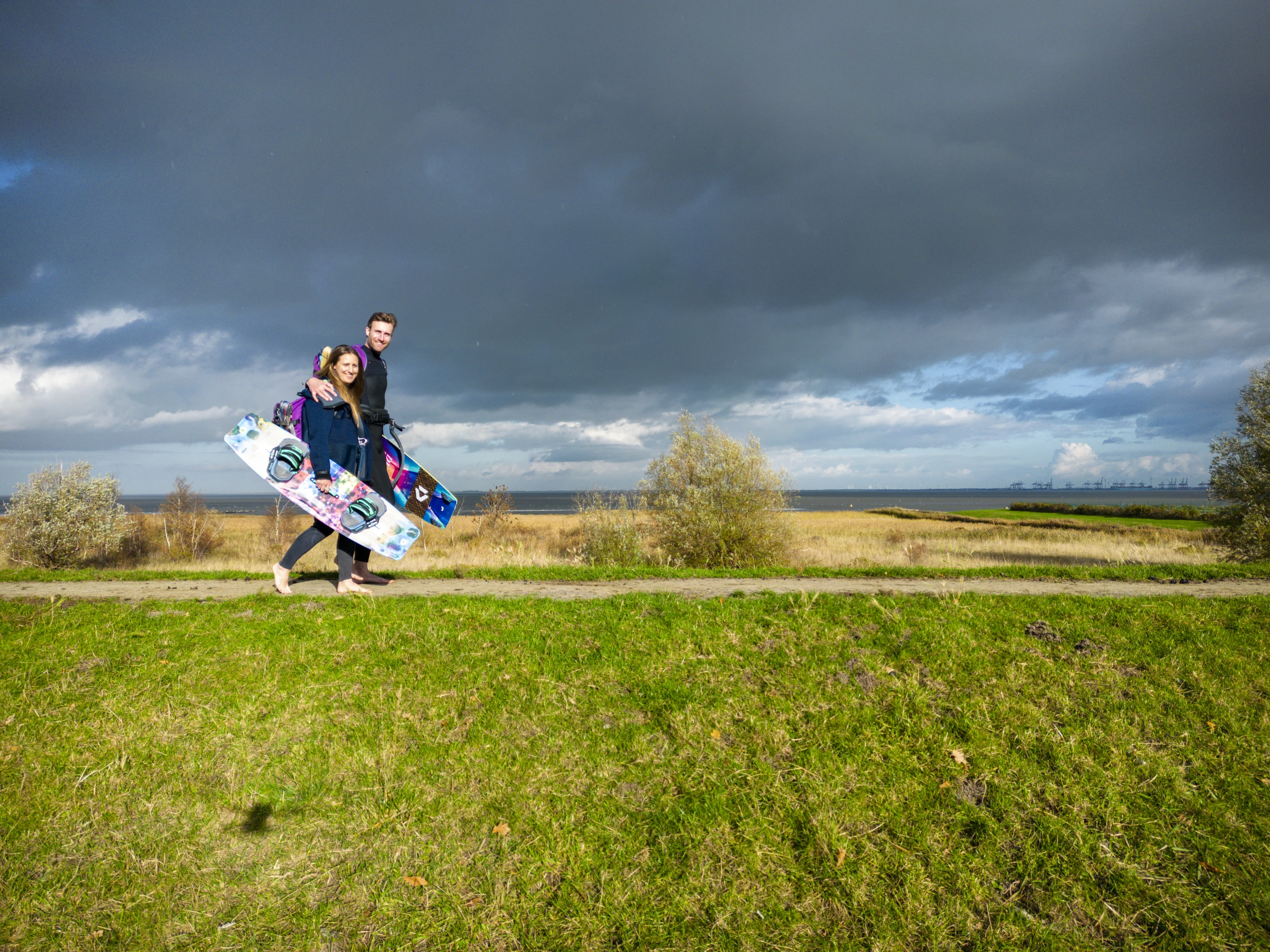 Kiter auf dem Weg zu Strand