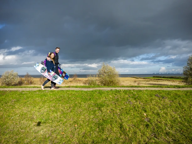Kiter auf dem Weg zu Strand