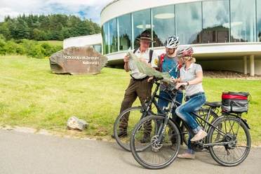 Ranger_Radfahrer_am_NationalparkZentrum.jpg