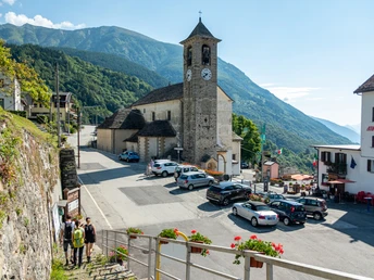 Vorbei an der Kirche von San Lorenzo