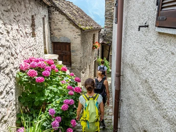 Wanderung durch den Weiler Pregliasca