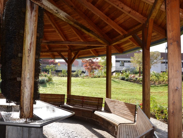 Sitzbänke im Gradierpavillon im Rosengarten Salzgitter-Bad