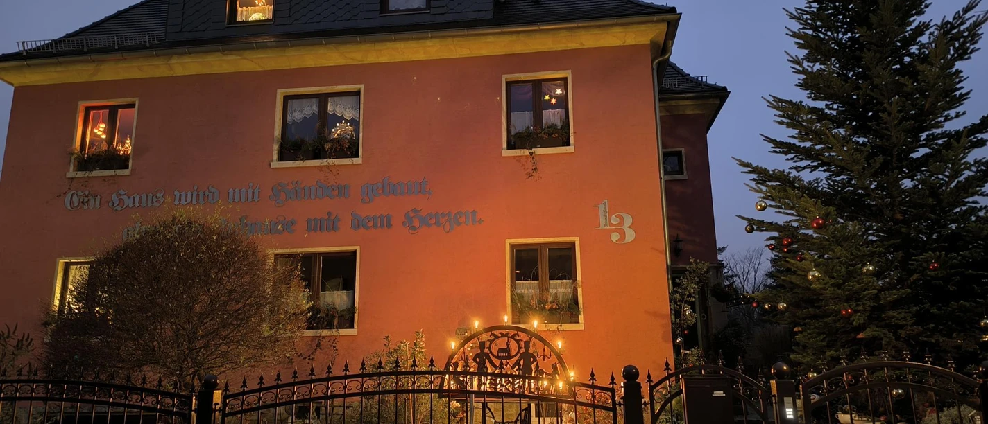 Hausansicht in Weihnachtsstimmung