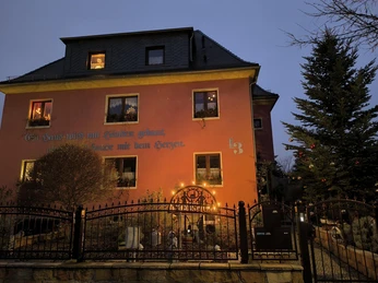 Hausansicht in Weihnachtsstimmung