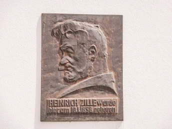 Am Geburtshaus von Heinrich Zille