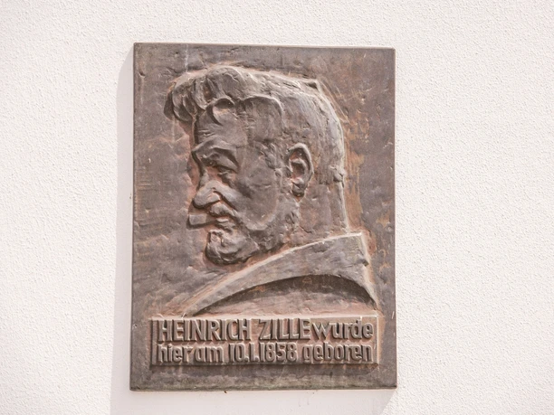 Am Geburtshaus von Heinrich Zille