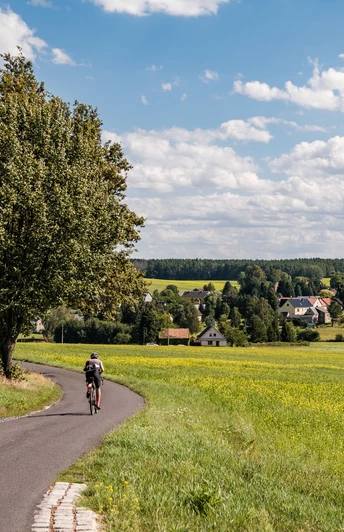 Ruhige Straße bei Schwosdorf