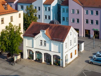 Centrum informacji miejskiej i turystycznej w Bornej Centrum informacji turystycznej Borna znajduje się bezpośrednio na rynku i czeka na gości z otwartymi szklanymi drzwiami.
