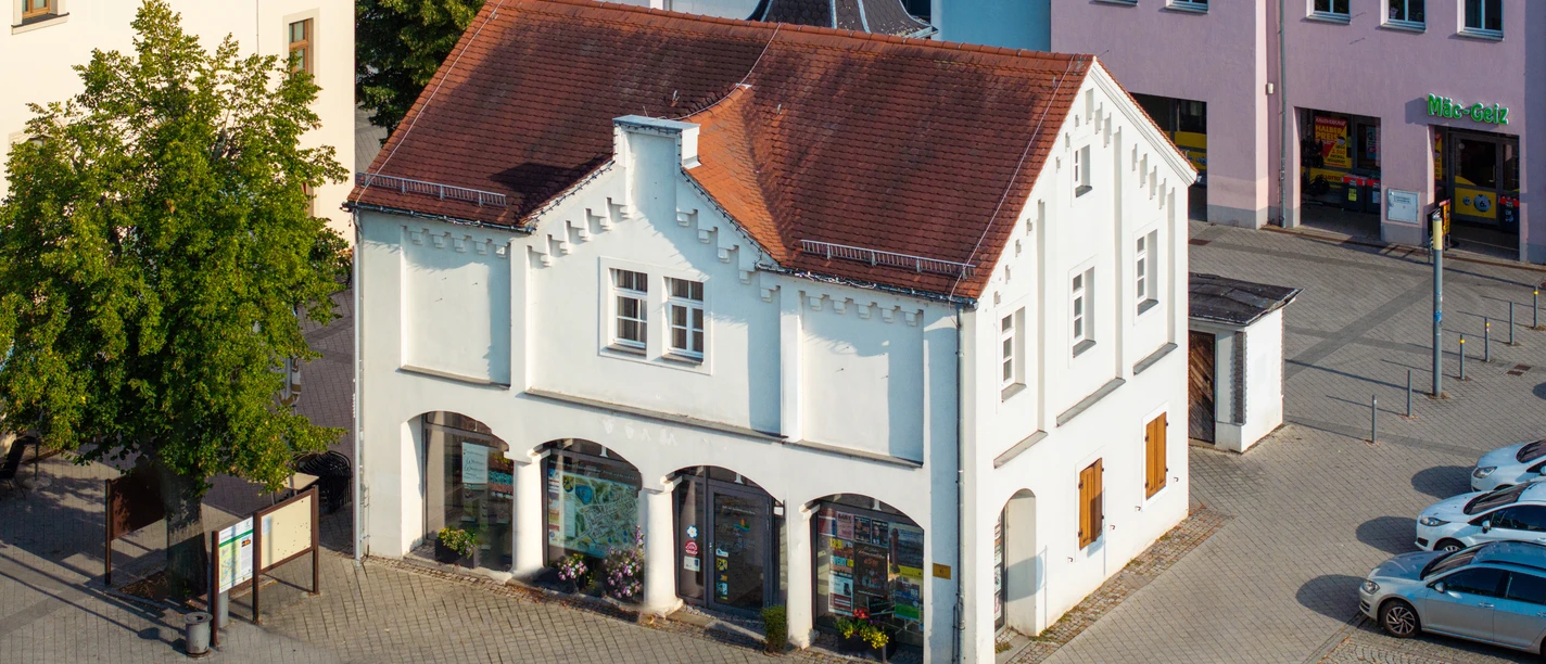 Městské a turistické informační centrum Borna se nachází přímo na náměstí a na své hosty čeká otevřenými prosklenými dveřmi.