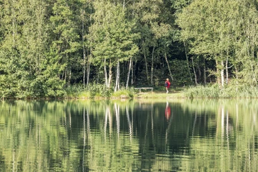 Naturschutzgebiet Horster Moorsee Spaziergänger im Naturschutzgebiet Horster Moorsee
