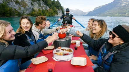 chocolate-fondue-float-gruppe-spass-brienzersee.jpg