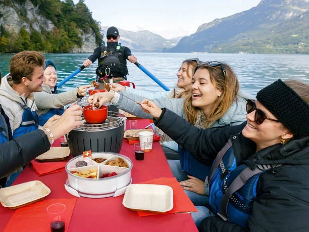 chocolate-fondue-float-gruppe-spass-brienzersee.jpg