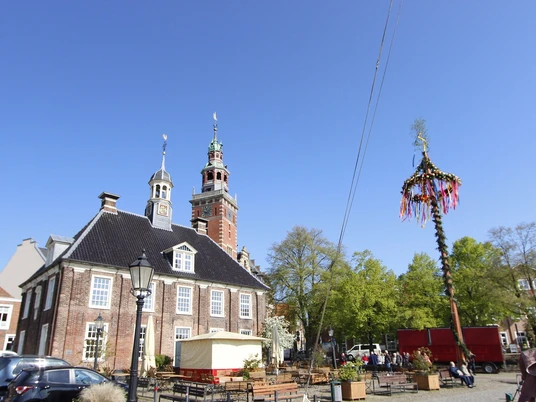 Waage Das Bild zeigt den Waageplatz mit dem Maibaum des Schipperklottjes