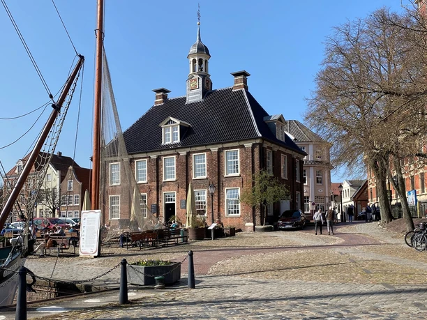 Waageplatz Das Bild zeigt den Waageplatz und im Hintergrund die Waage