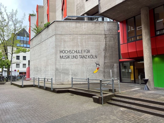 Beethoven banana Eingangsbereich der Hochschule für Musik und Tanz Köln mit markanter Wandmalerei einer Beethoven-Banane.Entrance area of the Cologne University of Music and Dance with a striking mural of a Beethoven banana.
