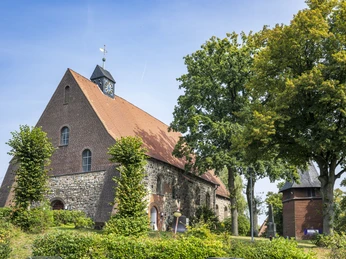 Mauritius Church Hittfeld Mauritius Kirche Hittfeld mit hölzernem KirchturmMauritius Church Hittfeld with wooden church towerÉglise Mauritius de Hittfeld avec clocher en boisMauritiuskerk Hittfeld met houten kerktorenMauritius Kirke Hittfeld med kirketårn i træ