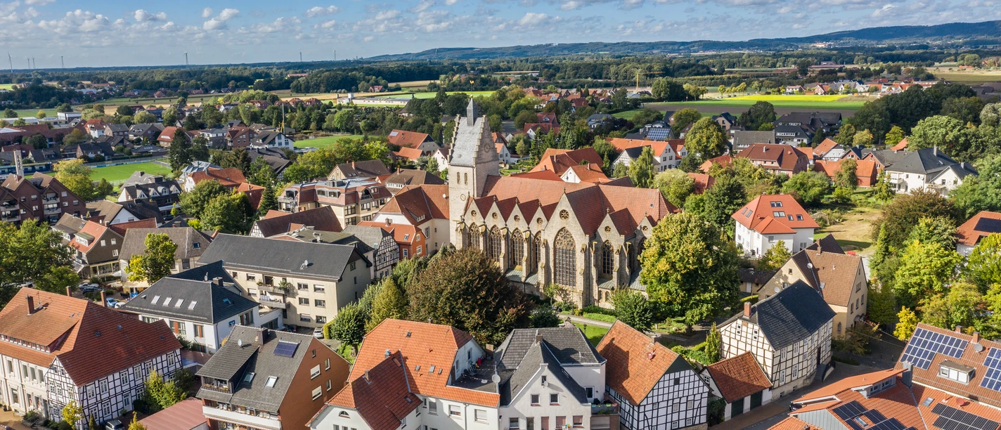 BadLaer_MaxWiesenbach.jpg Church in the center of a tranquil village, surrounded by houses and green countryside.