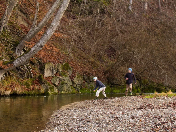 Steine werfen kommt bei Kindern immer an