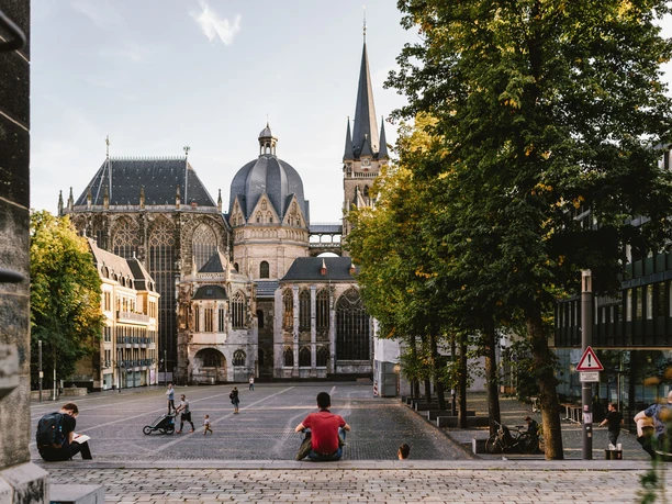 Aachener Dom von Kräutergarten (c) Hannah Gatzweiler.jpg