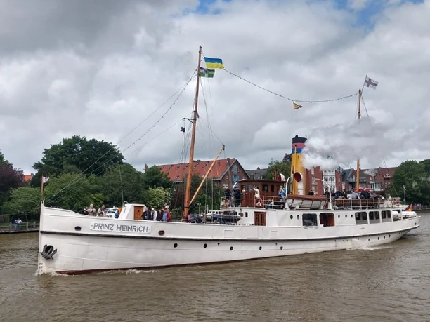 Prinz Heinrich Das bild zeigt die Prinz Heinrich beim verlassen des Hafens