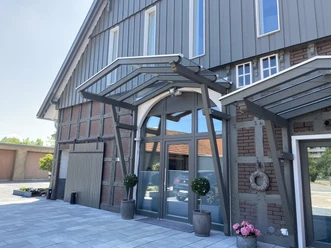 Appartement an der alten Ziegelei Eingangsbereich eines modernen Appartements in einer historischen Ziegelei mit Pflanzendekoration.