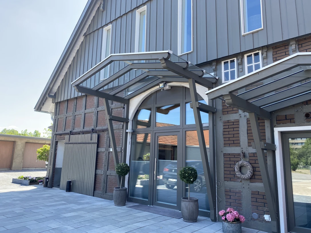 Appartement an der alten Ziegelei Eingangsbereich eines modernen Appartements in einer historischen Ziegelei mit Pflanzendekoration.