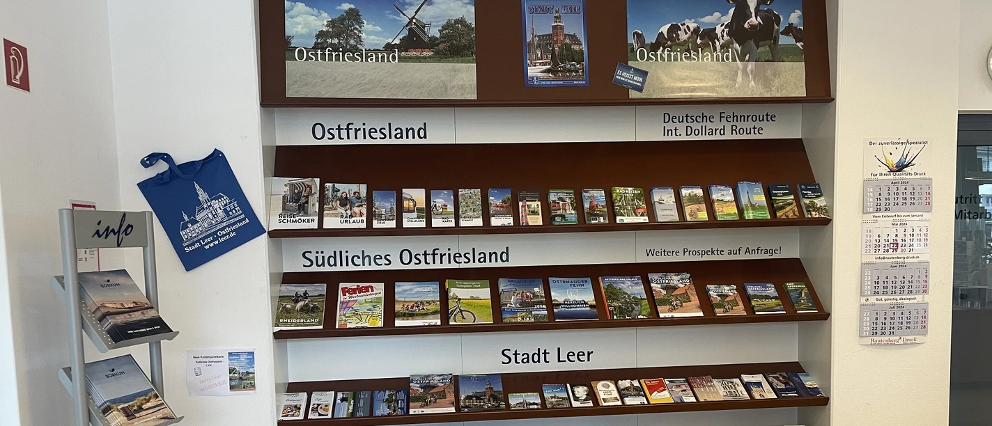 Tourismuszentrale Billedet viser brochureudstillingen i Leer turistinformation.