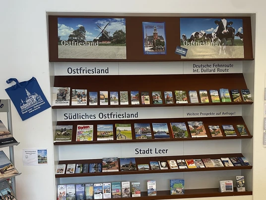 Tourismuszentrale Das Bild zeigt die Prospektauslage in der Tourismuszentrale LeerThe picture shows the brochure display in the tourist information center LeerBilledet viser brochureudstillingen i Leer turistinformation.Op de foto zie je de brochuredisplay in het toeristeninformatiecentrum van Leer