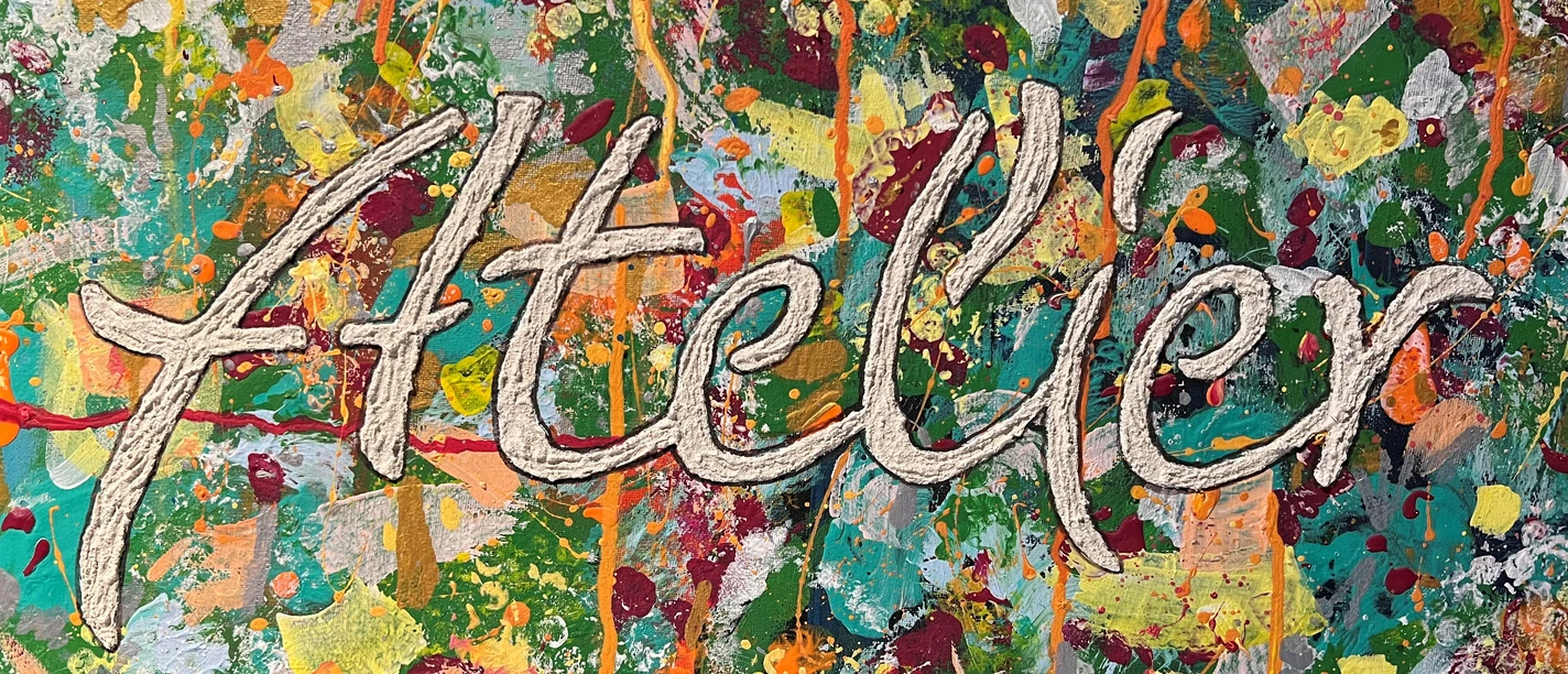 Atelier Vielseitig gestaltete Leinwand mit dem Schriftzug "Atelier" vor einer Staffelei, farbenreich bemalt.