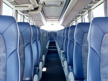 Volvo.Innenraum.jpeg Innenraum eines Volvo Busses, Blauer Fußboden des Mittelgangs und blaue SitzreihenInterior of a Volvo bus, blue floor of the center aisle and blue rows of seats