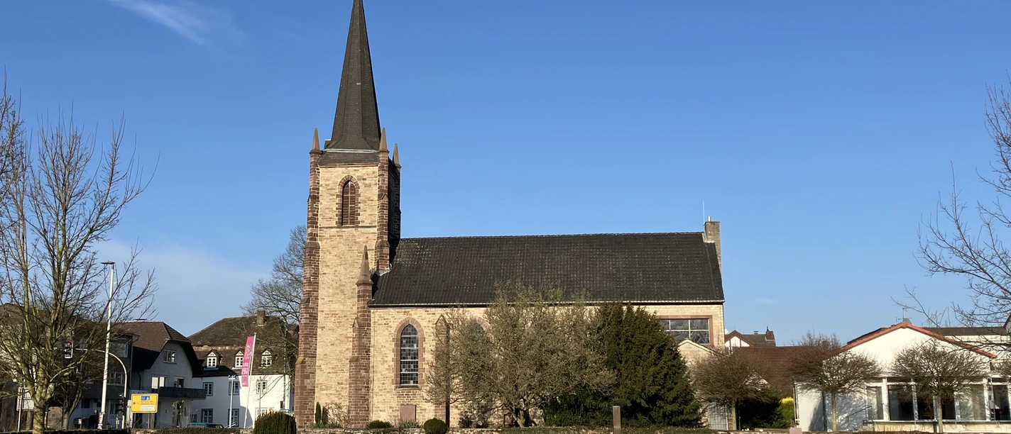 Evangelische Kirche Beverungen Evangelische Kirche Beverungen mit markantem Turm, umgeben von gepflegtem Friedhof und Bäumen.