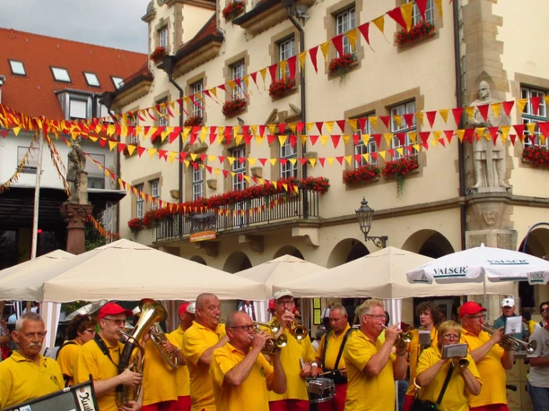 Stimmung auf dem Rathausplatz mit der Juxkapelle Kuulvoer