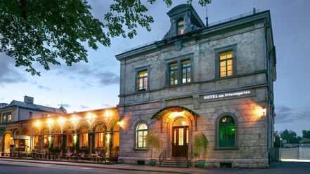 Bahnhofsgebäude am Abend