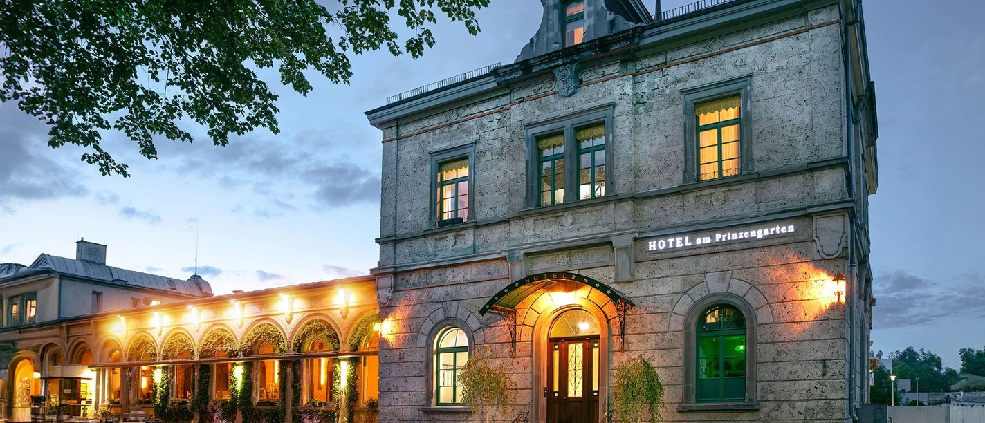 Bahnhofsgebäude am Abend