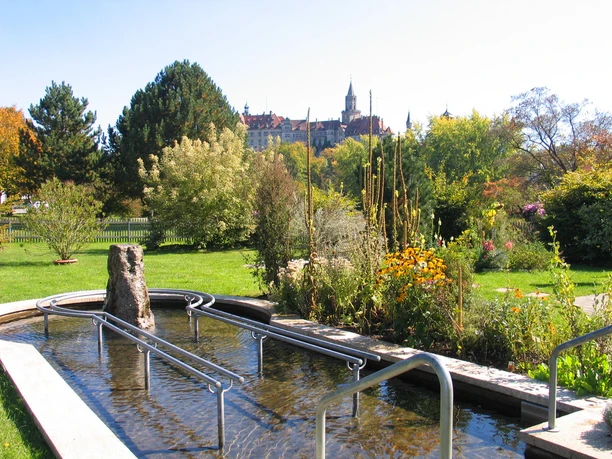 Kneippanlage gegenüber des Schlosses