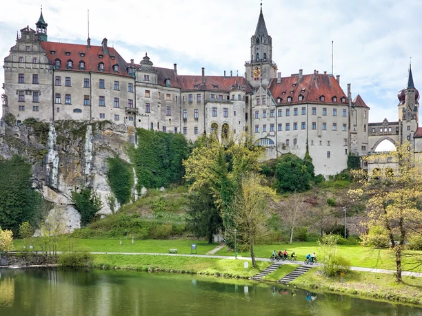 Radfahrer unterhalb des Schlosses