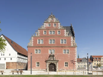Zeughaus-Wolfenbuettel.jpg Markantes rosafarbenes Steinhaus mit auffällig verziertem GiebelStriking pink stone house with strikingly decorated gableMarkant pinkfarvet stenhus med markant dekoreret gavlOpvallend roze-gekleurd stenen huis met opvallend versierde gevel