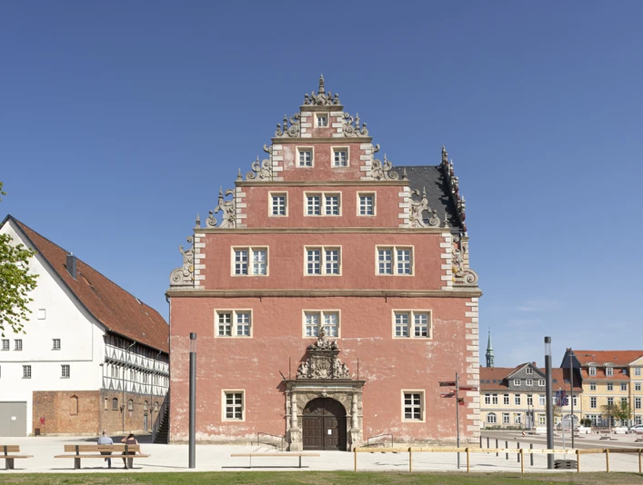 Zeughaus-Wolfenbuettel.jpg Markantes rosafarbenes Steinhaus mit auffällig verziertem Giebel