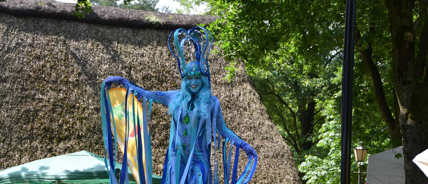 Die Stelzenläuferin Aurora am Heimathaus Sittensen