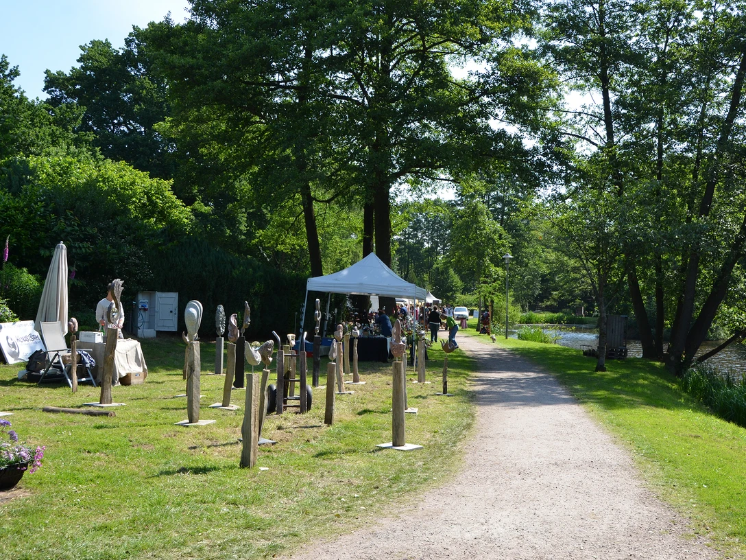 Holzarbeiten bei der Kunstmeile am Mühlenteich Houtwerk bij de kunstmijl aan de molenvijver